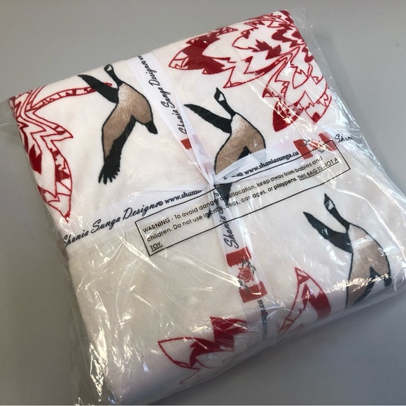 NEW Canadiana Minky Throw. Canada Goose - Picture 11 of 12